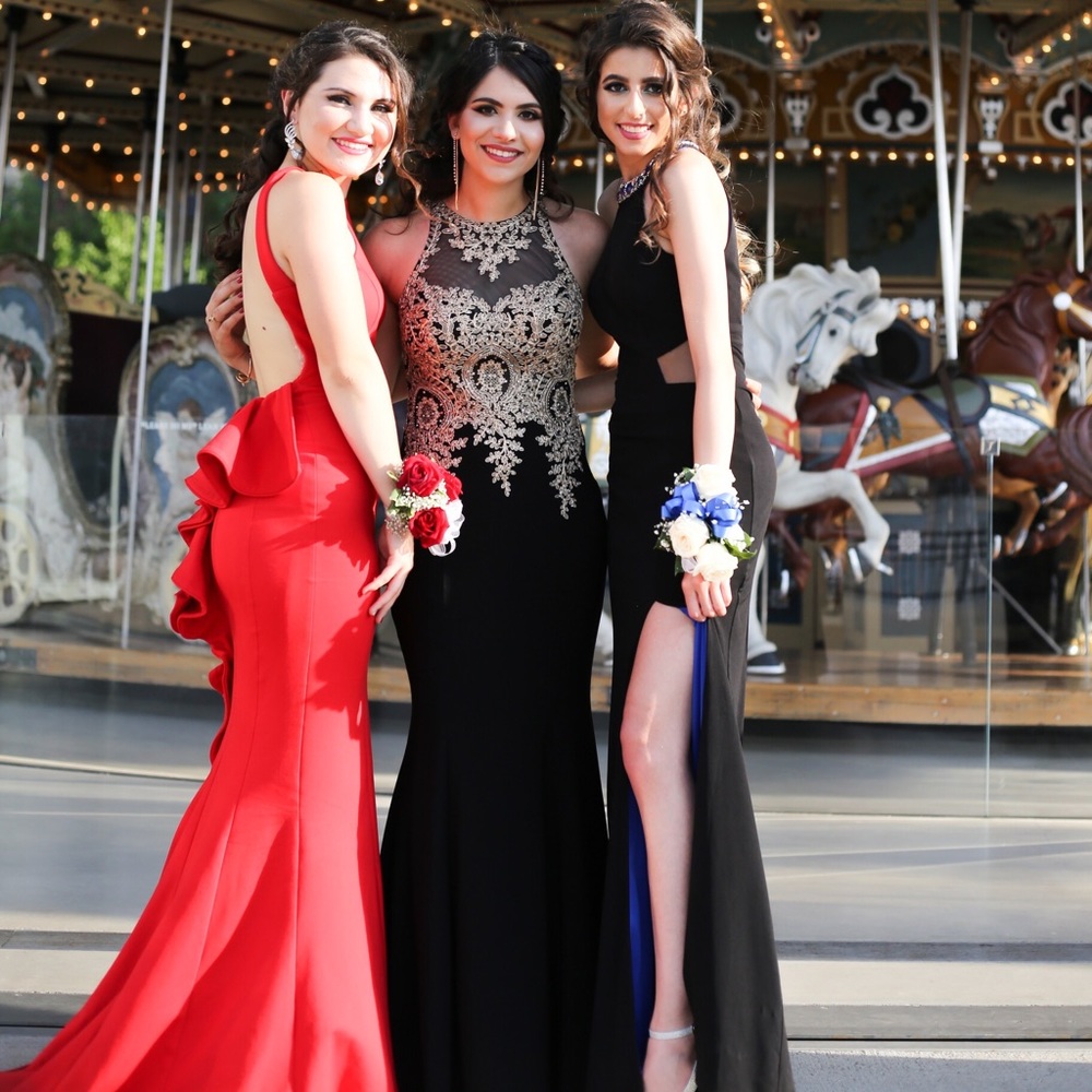 BEAUTIFUL RED PROM DRESS! Size 2 ♥️🌹❣️